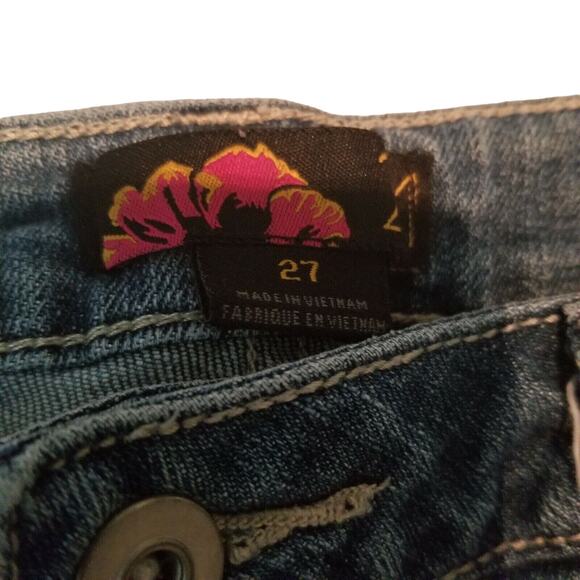 Forever 21 Womens Shorts Size 4 27 Blue Jean Light Wash Denim Cuff Booty Shorty - Picture 3 of 5